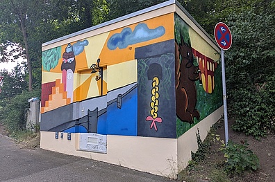 Ein ehemals schlichter Baukörper einer Druckerhöhungsstation wurde durch ein buntes Graffiti-Kunstwerk verschönert, das verschiedene Waldheimer Motive wie den Rathausturm, die Zschopau und Rapunzel zeigt. Die Wände des technischen Gebäudes wurden von Schülern des Martin-Luther-Gymnasiums künstlerisch gestaltet und verwandeln die Station in einen echten Blickfang.