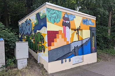 Eine Druckerhöhungsstation in Waldheim wurde von Schülern des Martin-Luther-Gymnasiums mit bunten Graffiti-Motiven gestaltet, die lokale Wahrzeichen wie den Rathausturm, die Zschopau und die Viadukte darstellen. Der vormals schlichte Baukörper wurde durch das von Veolia organisierte Kunstprojekt zu einem farbenfrohen Hingucker im Stadtbild transformiert.