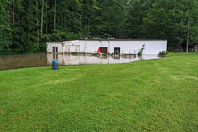Fernaufnahme: Technischer Lagerraum im Waldbad Colditz. Das umliegende Gelände ist vollständig überflutet.