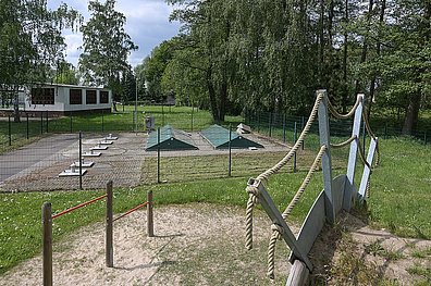 Die Kläranlage Ablaß in unmittelbarer Nähe eines Spielplatzes und des Feuerwehrgerätehauses.