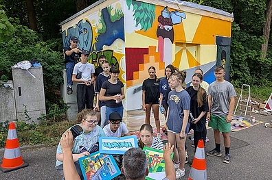 Schüler der Klassen 8 bis 10 des Martin-Luther-Gymnasiums Hartha gestalten die Druckerhöhungsstation 'Goldene Höhe' in Waldheim mit Graffiti-Kunst. Das von Veolia organisierte Projekt zeigt auf den vier Seiten der Station verschiedene Waldheim-Motive wie die Zschopau, den Rathausturm, die Viadukte und eine Rapunzel-Szene.
