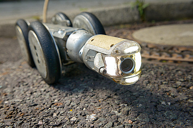 Spezialkamera auf vier Rädern für den Einsatz bei den Bauarbeiten des Mischwasserkanals und der Trinkwasserleitung.