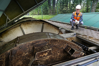 Sebastian Simon, der Leiter der Gruppenkläranlagen bei Veolia in Döbeln, auf der Kläranlage in Ablaß.