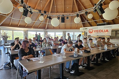 Veolia Azubitag.jpg Die Auszubildenden von Veolia Wasser Deutschland trafen sich zum Azubitag in Grimma in der Schiffsmühle. Hier erwartete sie ein abwechslungsreiches Programm mit vielen Infos zum Unternehmen, der Ausbildung und natürlich auch jede Menge Spiel & Spaß.