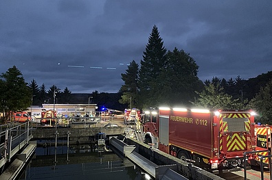 In der Dämmerung auf der Kläranlage in Bad Münder befinden sich mehreren Feuerwehrautos.