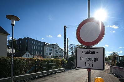 Ein Verkehrsschild zeigt ein Durchfahrtsverbot mit dem Zusatzschild "Krankenfahrzeuge frei" an einer Baustelle in der Sörmitzer Straße in Döbeln.