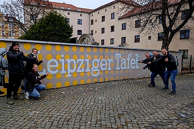 6 Helfer von Veolia haben einen Tag bei der Leipziger Tafel mitgeholfen. Sie haben Lebensmittel sortiert und an Menschen verteilt.