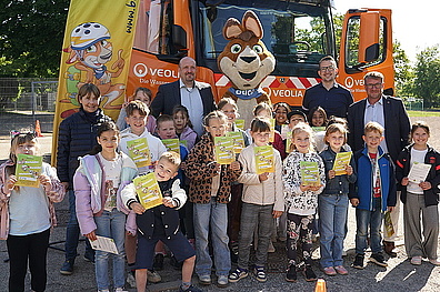 Verkehrssicherheit mit Känguru Blicki und den Grundschülern der Schönebecker Grundschule "Am Lerchenfeld"