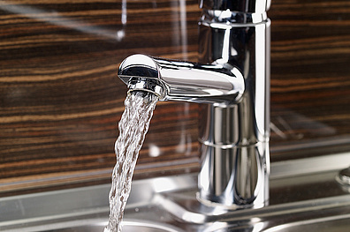 Wasser läuft aus einem Wasserhahn.