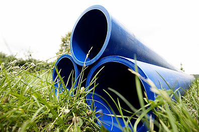 Nahaufnahme von blauen Polyethylen-Rohren für die Erneuerung der Trinkwasserleitungen.