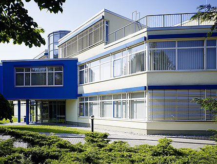 Ein Kundenzentrum mit weiser und blauer Fassade.
